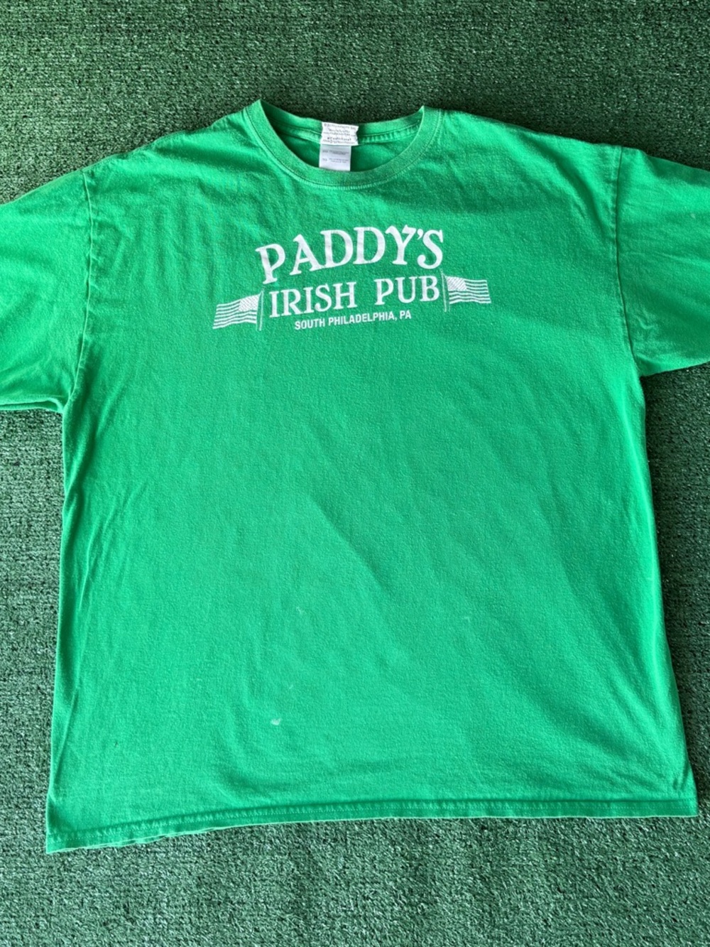 Y2K 2009 fx Paddy’s Irish Pub green t-shirt. Has a small hole / some paint stain